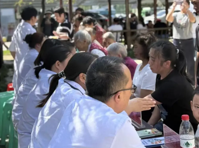 贵阳市二医开展文化科技卫生“三下乡”健康义诊活动 