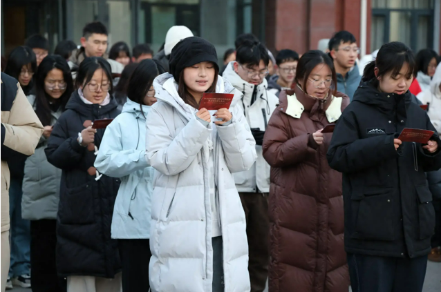 法大师生晨读宪法！“宪行致远”社会实践活