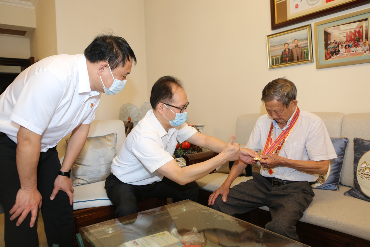 
		         广州市退役军人事务局走访慰问番禺区百岁老兵
		  
