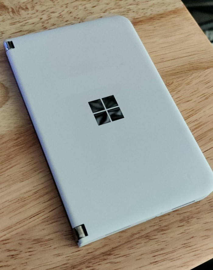 未曾发布的微软塑料外壳版Surface Duo在eBay上现身