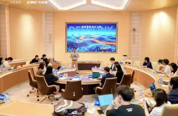 克而瑞地产AI分析师“小瑞”上岗 人机协