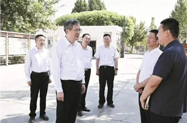 何忠友在草湖项目区调研时强调巩固社会大局